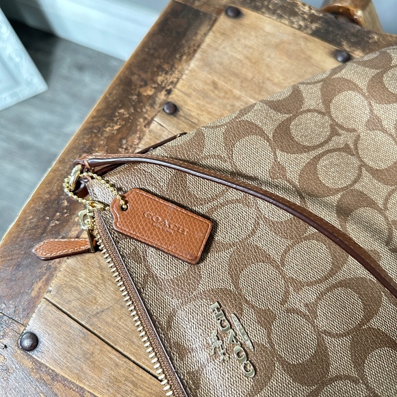 Coach messenger crossbody bag in signature canvas - Picture 2 of 10